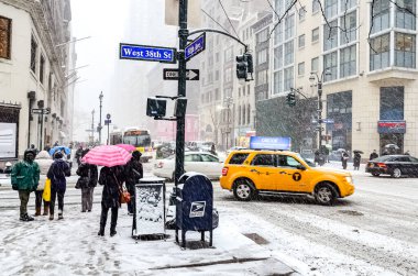 New York 'ta kar fırtınası var. Şiddetli kar yağışı var. Arabalar Manhattan' da karla kaplı. New York, ABD.