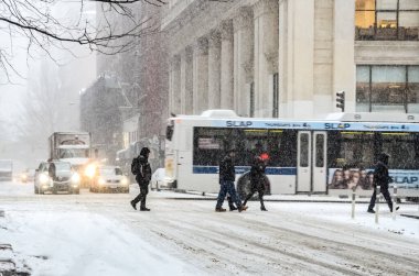 New York 'ta kar fırtınası var. Şiddetli kar yağışı var. Arabalar Manhattan' da karla kaplı. New York, ABD.