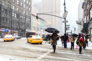 New York 'ta kar fırtınası var. Şiddetli kar yağışı var. Arabalar Manhattan' da karla kaplı. New York, ABD.