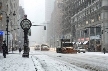 New York 'ta kar fırtınası var. Şiddetli kar yağışı var. Arabalar Manhattan' da karla kaplı. New York, ABD.