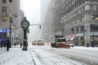 New York 'ta kar fırtınası var. Şiddetli kar yağışı var. Arabalar Manhattan' da karla kaplı. New York, ABD.