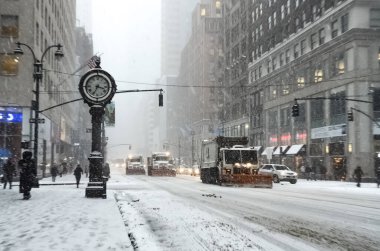 New York 'ta kar fırtınası var. Şiddetli kar yağışı var. Arabalar Manhattan' daki kar fırtınası sırasında karla kaplı..
