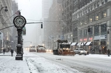 New York 'ta kar fırtınası var. Şiddetli kar yağışı var. Arabalar Manhattan' daki kar fırtınası sırasında karla kaplı..