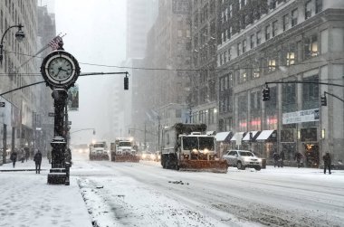 New York 'ta kar fırtınası var. Şiddetli kar yağışı var. Arabalar Manhattan' daki kar fırtınası sırasında karla kaplı..