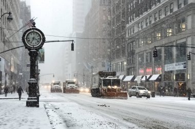 New York 'ta kar fırtınası var. Şiddetli kar yağışı var. Arabalar Manhattan' daki kar fırtınası sırasında karla kaplı..