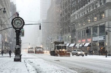 New York 'ta kar fırtınası var. Şiddetli kar yağışı var. Arabalar Manhattan' da karla kaplı. New York, ABD.