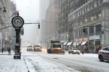 New York 'ta kar fırtınası var. Şiddetli kar yağışı var. Arabalar Manhattan' daki kar fırtınası sırasında karla kaplı..