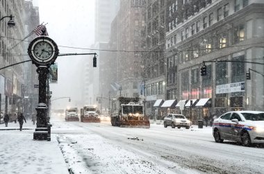 New York 'ta kar fırtınası var. Şiddetli kar yağışı var. Arabalar Manhattan' daki kar fırtınası sırasında karla kaplı..