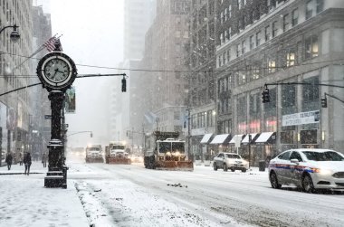 New York 'ta kar fırtınası var. Şiddetli kar yağışı var. Arabalar Manhattan' da karla kaplı. New York, ABD.