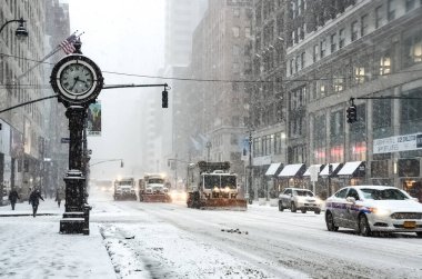 New York 'ta kar fırtınası var. Şiddetli kar yağışı var. Arabalar Manhattan' da karla kaplı. New York, ABD.