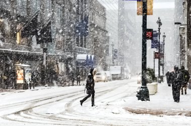 New York 'ta kar fırtınası var. Şiddetli kar yağışı var. Arabalar Manhattan' da karla kaplı. New York, ABD.