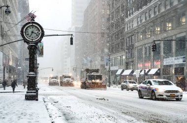New York 'ta kar fırtınası var. Şiddetli kar yağışı var. Arabalar Manhattan' daki kar fırtınası sırasında karla kaplı..