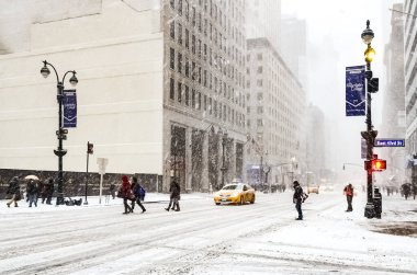New York 'ta kar fırtınası var. Şiddetli kar yağışı var. Arabalar Manhattan' daki kar fırtınası sırasında karla kaplı..