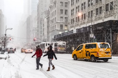 New York 'ta kar fırtınası var. Şiddetli kar yağışı var. Arabalar Manhattan' da karla kaplı. New York, ABD.