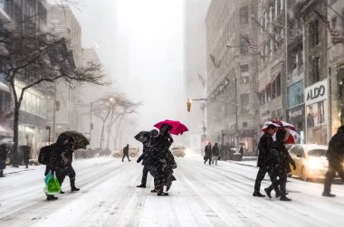 New York 'ta kar fırtınası var. Şiddetli kar yağışı var. Arabalar Manhattan' da karla kaplı. New York, ABD.