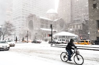 New York 'ta kar fırtınası var. Şiddetli kar yağışı var. Arabalar Manhattan' da karla kaplı. New York, ABD.