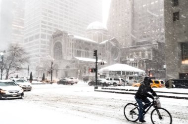 New York 'ta kar fırtınası var. Şiddetli kar yağışı var. Arabalar Manhattan' da karla kaplı. New York, ABD.