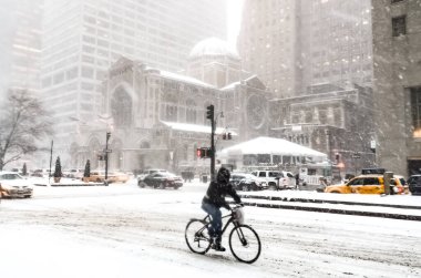 New York 'ta kar fırtınası var. Şiddetli kar yağışı var. Arabalar Manhattan' da karla kaplı. New York, ABD.