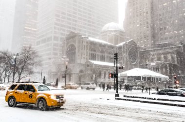 New York 'ta kar fırtınası var. Şiddetli kar yağışı var. Arabalar Manhattan' daki kar fırtınası sırasında karla kaplı..