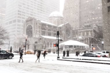 New York 'ta kar fırtınası var. Şiddetli kar yağışı var. Arabalar Manhattan' daki kar fırtınası sırasında karla kaplı..