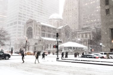New York 'ta kar fırtınası var. Şiddetli kar yağışı var. Arabalar Manhattan' da karla kaplı. New York, ABD.