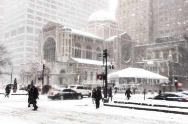 New York 'ta kar fırtınası var. Şiddetli kar yağışı var. Arabalar Manhattan' daki kar fırtınası sırasında karla kaplı..