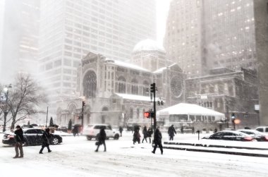 New York 'ta kar fırtınası var. Şiddetli kar yağışı var. Arabalar Manhattan' da karla kaplı. New York, ABD.