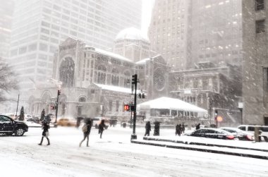 New York 'ta kar fırtınası var. Şiddetli kar yağışı var. Arabalar Manhattan' da karla kaplı. New York, ABD.