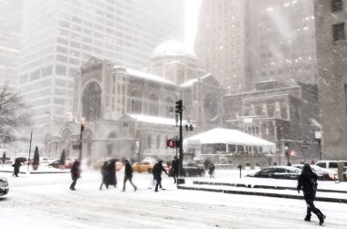New York 'ta kar fırtınası var. Şiddetli kar yağışı var. Arabalar Manhattan' daki kar fırtınası sırasında karla kaplı..