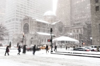 New York 'ta kar fırtınası var. Şiddetli kar yağışı var. Arabalar Manhattan' da karla kaplı. New York, ABD.
