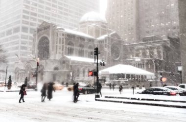 New York 'ta kar fırtınası var. Şiddetli kar yağışı var. Arabalar Manhattan' daki kar fırtınası sırasında karla kaplı..