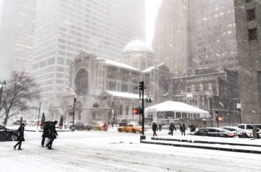 New York 'ta kar fırtınası var. Şiddetli kar yağışı var. Arabalar Manhattan' da karla kaplı. New York, ABD.