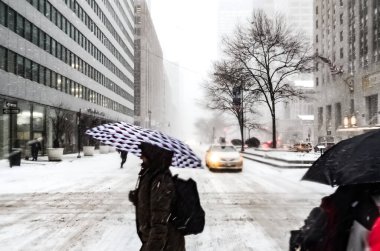 New York 'ta kar fırtınası var. Şiddetli kar yağışı var. Arabalar Manhattan' da karla kaplı. New York, ABD.