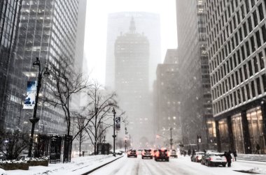 New York 'ta kar fırtınası var. Şiddetli kar yağışı var. Arabalar Manhattan' da karla kaplı. New York, ABD.