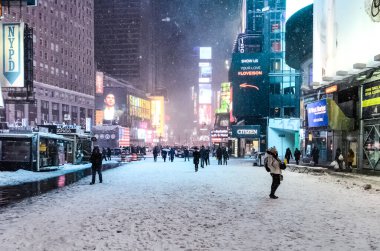 New York 'ta kar fırtınası var. Şiddetli kar yağışı var. Arabalar Manhattan' da karla kaplı. New York, ABD.