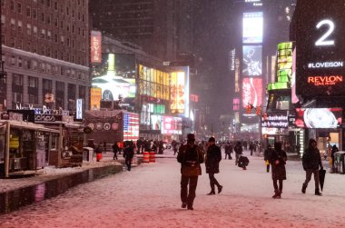 New York 'ta kar fırtınası var. Şiddetli kar yağışı var. Arabalar Manhattan' da karla kaplı. New York, ABD.