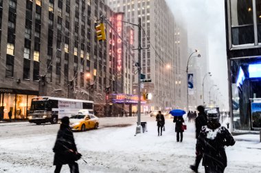 New York 'ta kar fırtınası var. Şiddetli kar yağışı var. Arabalar Manhattan' daki kar fırtınası sırasında karla kaplı..