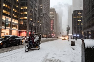 New York 'ta kar fırtınası var. Şiddetli kar yağışı var. Arabalar Manhattan' daki kar fırtınası sırasında karla kaplı..