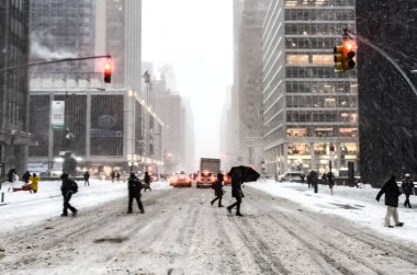 New York 'ta kar fırtınası var. Şiddetli kar yağışı var. Arabalar Manhattan' da karla kaplı. New York, ABD.