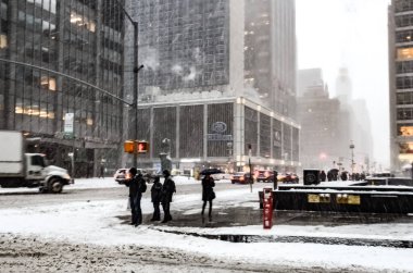 New York 'ta kar fırtınası var. Şiddetli kar yağışı var. Arabalar Manhattan' daki kar fırtınası sırasında karla kaplı..
