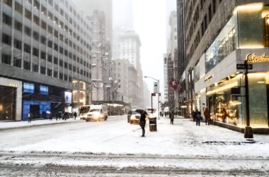 New York 'ta kar fırtınası var. Şiddetli kar yağışı var. Arabalar Manhattan' da karla kaplı. New York, ABD.