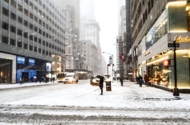 New York 'ta kar fırtınası var. Şiddetli kar yağışı var. Arabalar Manhattan' da karla kaplı. New York, ABD.