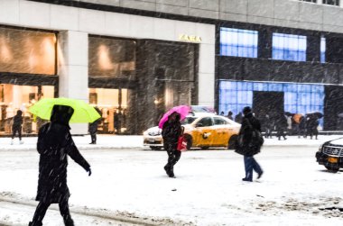 New York 'ta kar fırtınası var. Şiddetli kar yağışı var. Arabalar Manhattan' da karla kaplı. New York, ABD.