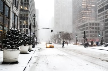 New York 'ta kar fırtınası var. Şiddetli kar yağışı var. Arabalar Manhattan' daki kar fırtınası sırasında karla kaplı..