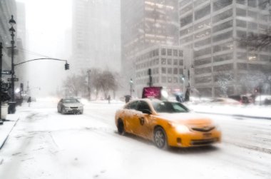 New York 'ta kar fırtınası var. Şiddetli kar yağışı var. Arabalar Manhattan' da karla kaplı. New York, ABD.