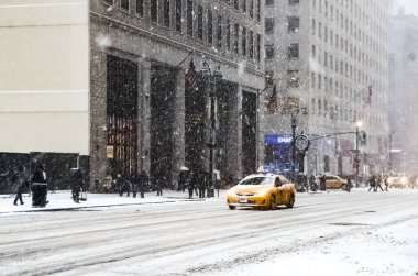 New York 'ta kar fırtınası var. Şiddetli kar yağışı var. Arabalar Manhattan' da karla kaplı. New York, ABD.