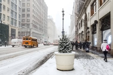 New York 'ta kar fırtınası var. Şiddetli kar yağışı var. Arabalar Manhattan' da karla kaplı. New York, ABD.