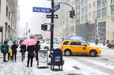 New York 'ta kar fırtınası var. Şiddetli kar yağışı var. Arabalar Manhattan' da karla kaplı. New York, ABD.