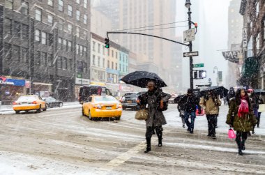 New York 'ta kar fırtınası var. Şiddetli kar yağışı var. Arabalar Manhattan' daki kar fırtınası sırasında karla kaplı..
