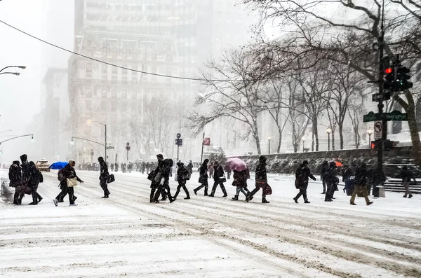 Zimowa Śnieżyca Nowym Jorku Silnymi Opadami Śniegu Samochody Pokryte Śniegiem — Zdjęcie stockowe